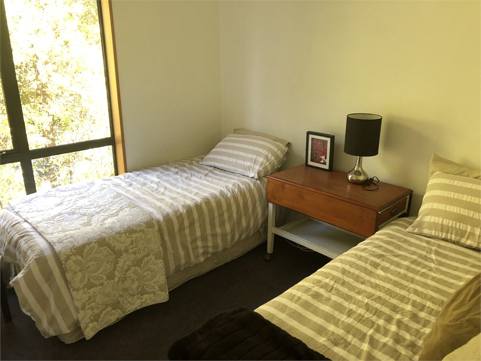 downstairs twin bedroom can split to superking