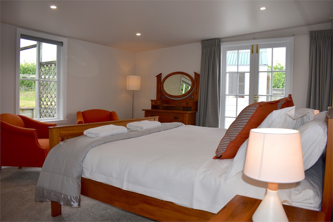 Downstairs Queen Room 4 with king single