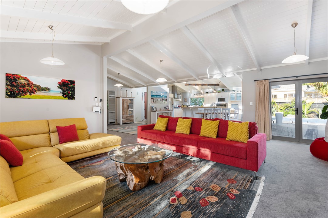 Spacious Open Plan Lounge