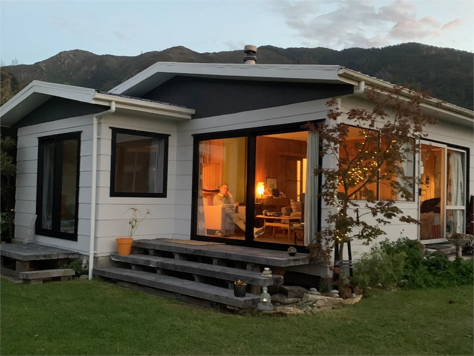 Kutakuta seafront bach Ngakuta Bay