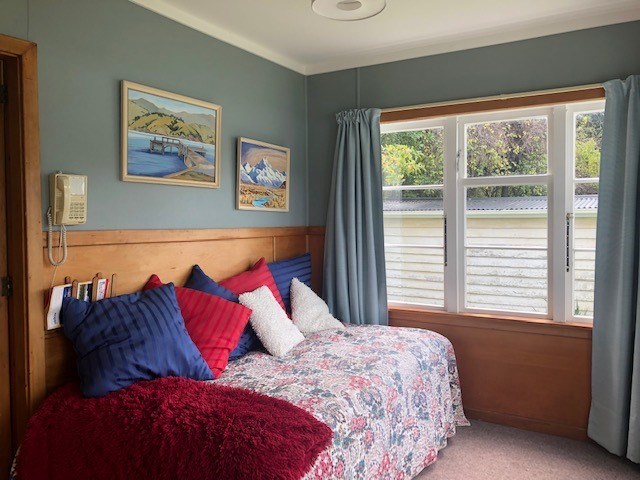 Sunroom (trundler under this bed)