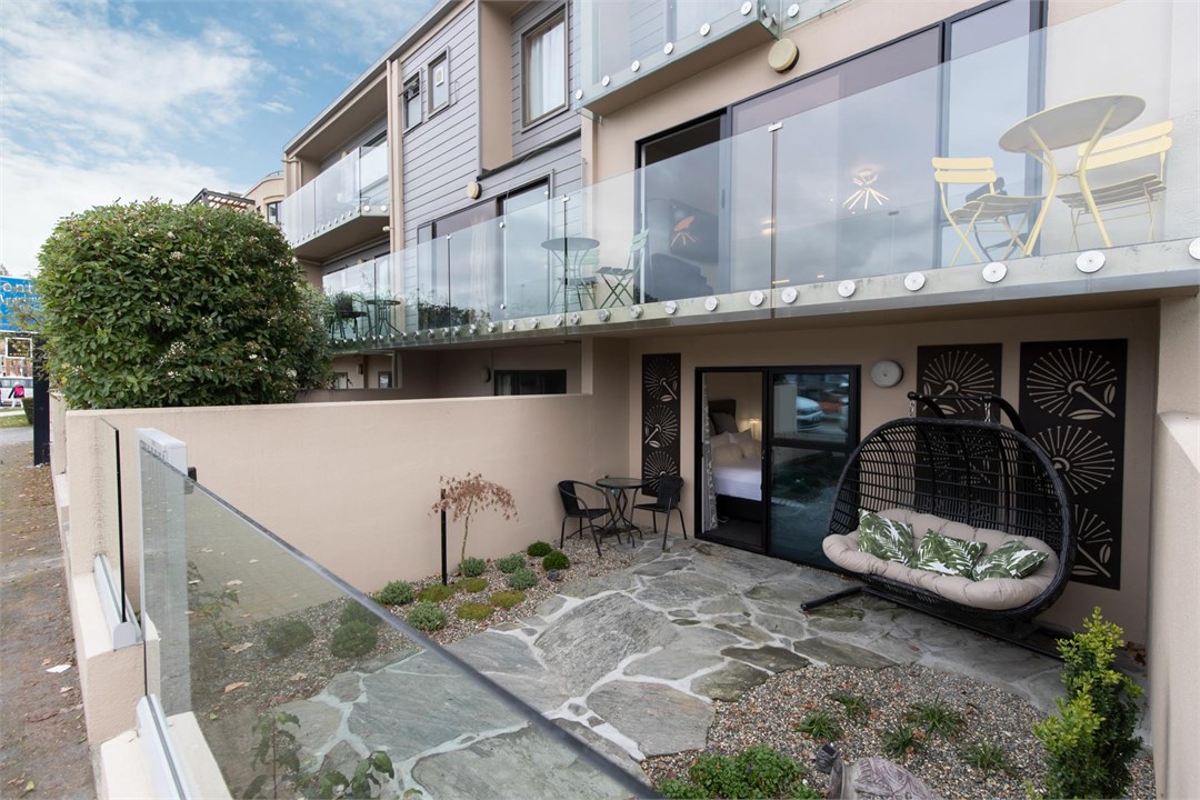 TAHUNA LAKEFRONT LUXURY AURA QUEENSTOWN HOLIDAY HO