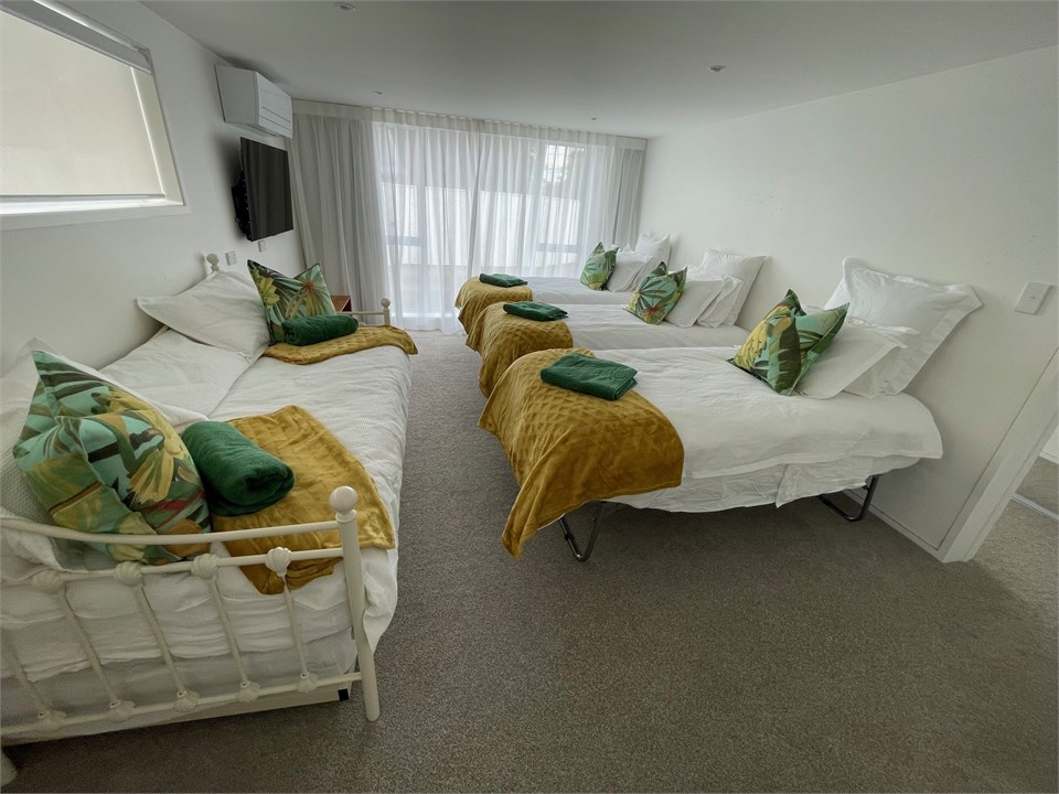 Bedroom/lounge with up to 4 Single beds + Mattress
