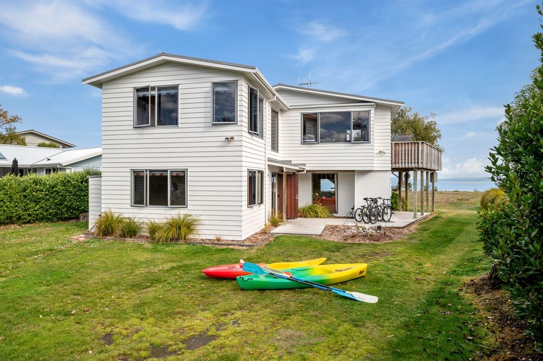 Absolute Waterfront with WiFi (Bachcare) Five Mile Bay (Lake Taupo