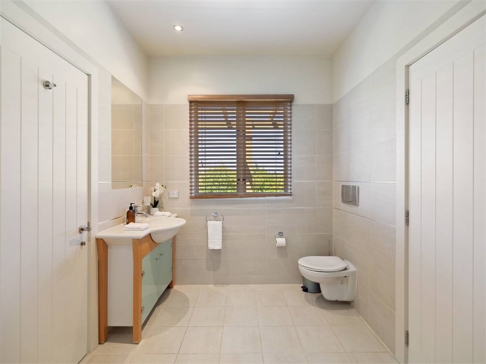 Pinnacle Villa Shared Bathroom