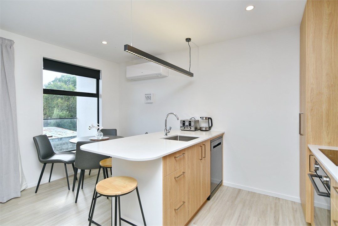 Fully equipped Kitchen area with seats at the benc
