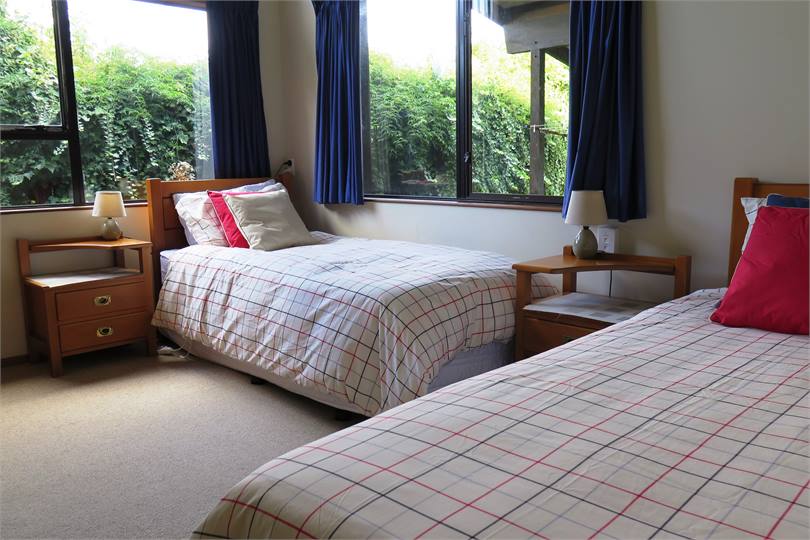 Twin bedroom with single beds