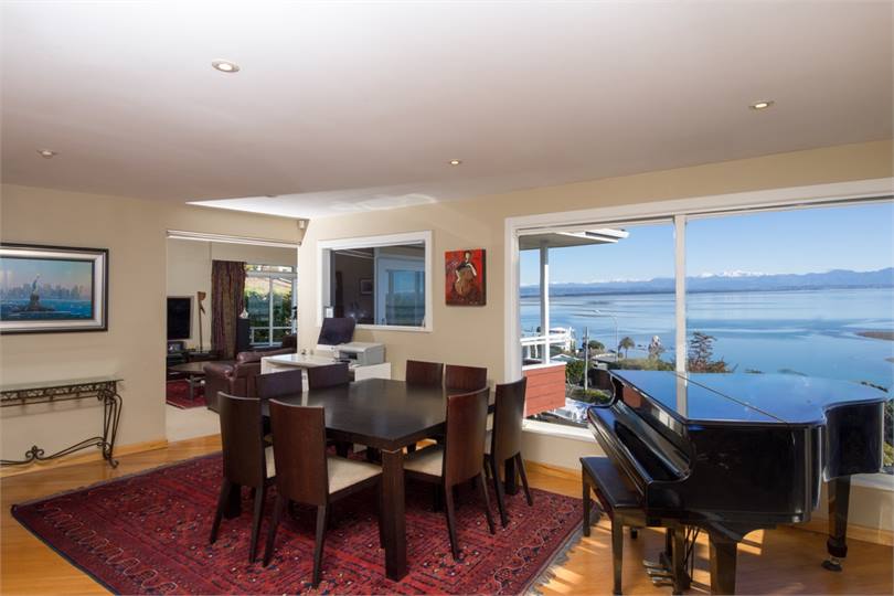 Dining through to TV lounge