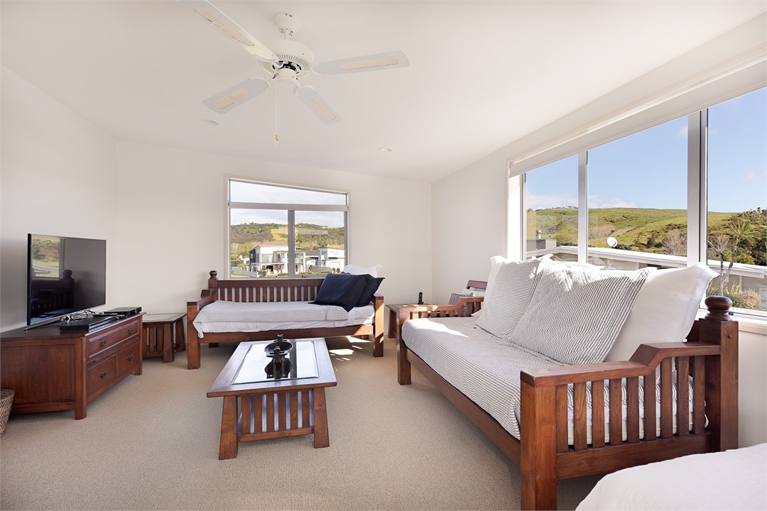 Second Lounge / 2 Single Beds