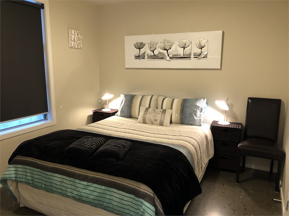 Bedroom 2 ( Queen bed)