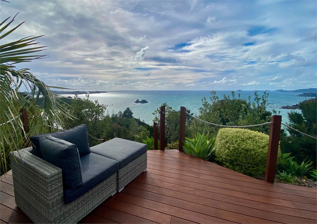 The Retreat Luxury private hillside beach villa Te Ngaere Bay Te