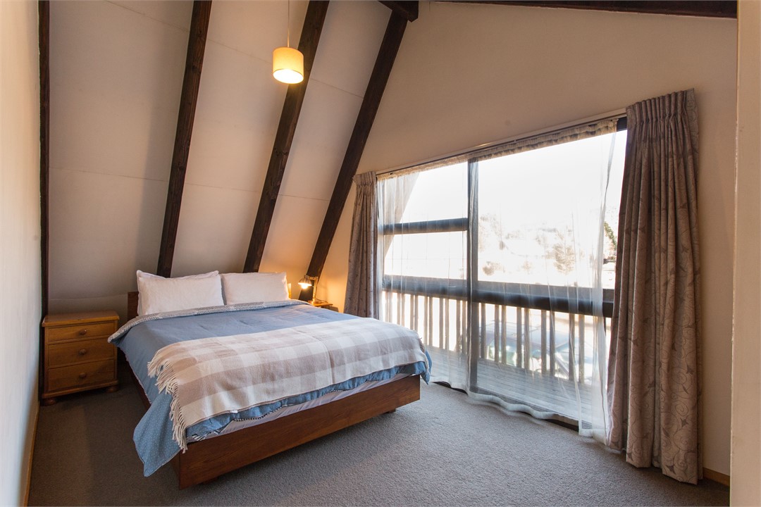 Main bedroom, Queen size bed