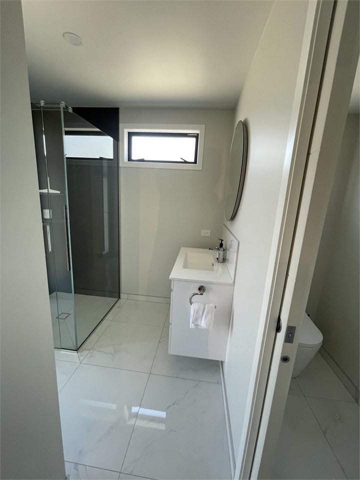 Master en-suite with separate toilet