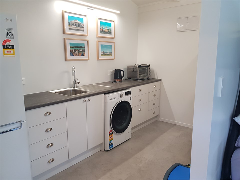 Kitchen including benchtop oven and stove elements