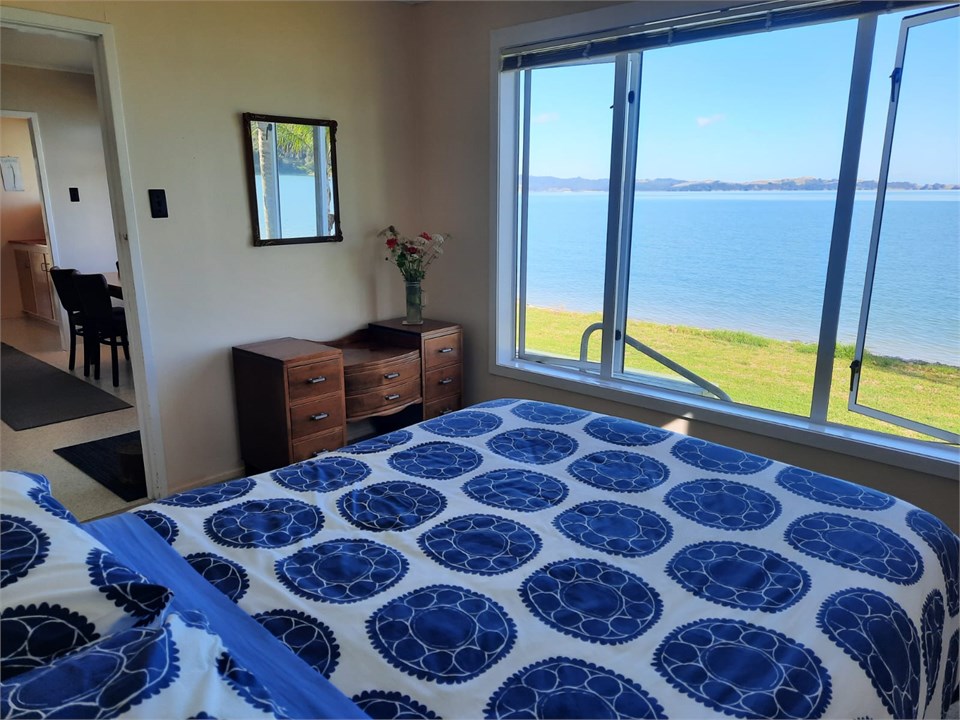 Master Bedroom - Queen Bed