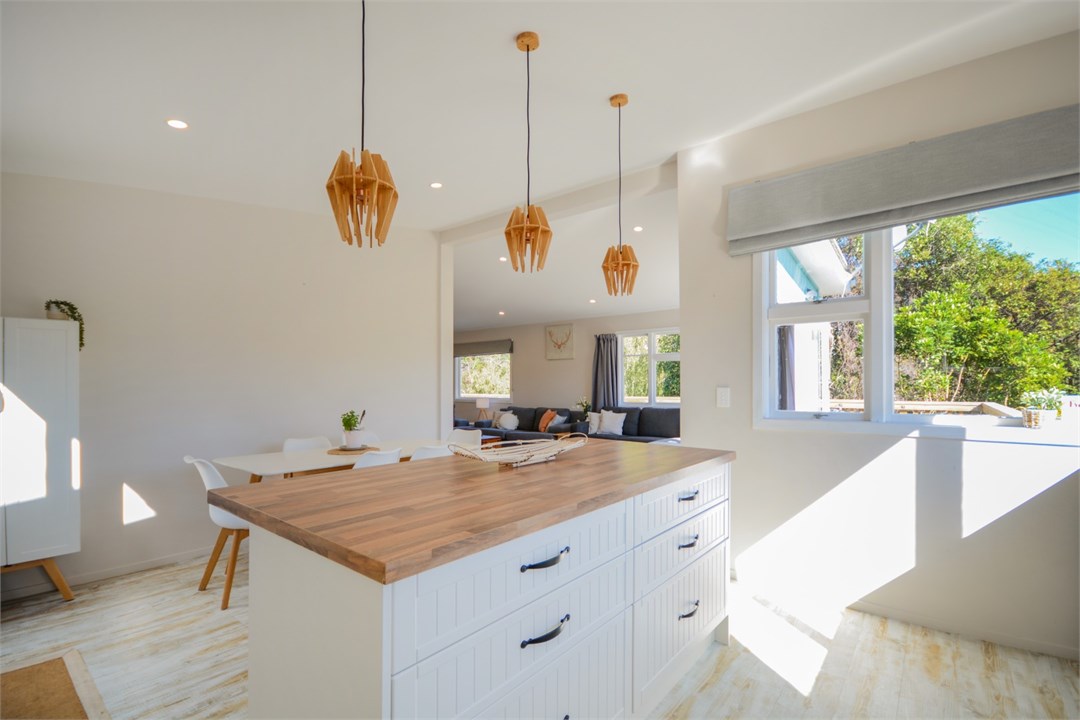 Fully equipped Kitchen area with seats at the benc