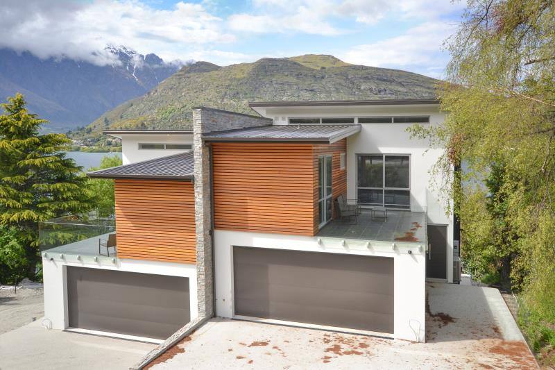 Right hand side is this apartment