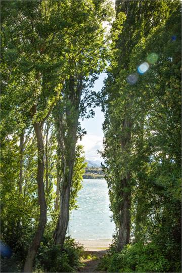 a stones throw from Lake Wanaka via this track. Su