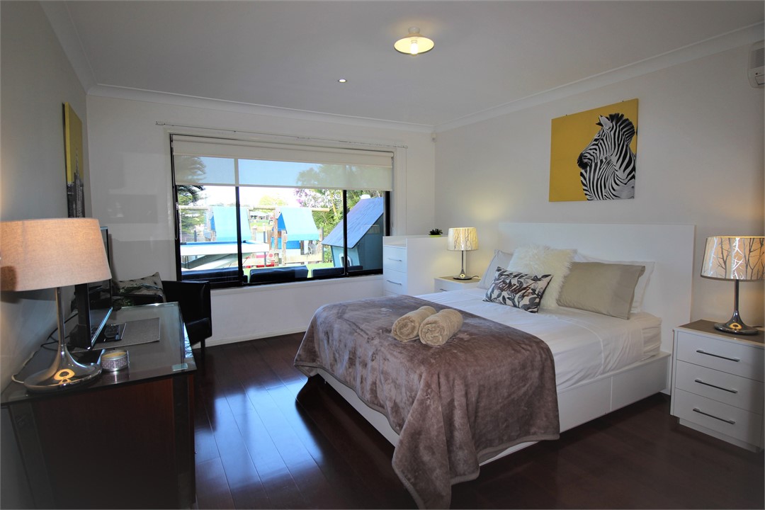 Beautiful Master with Water Views and Aircon, TV, 