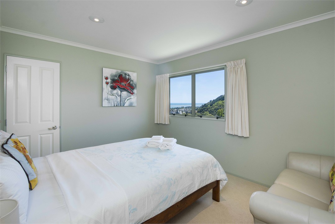 Bedroom 2 with Queen bed