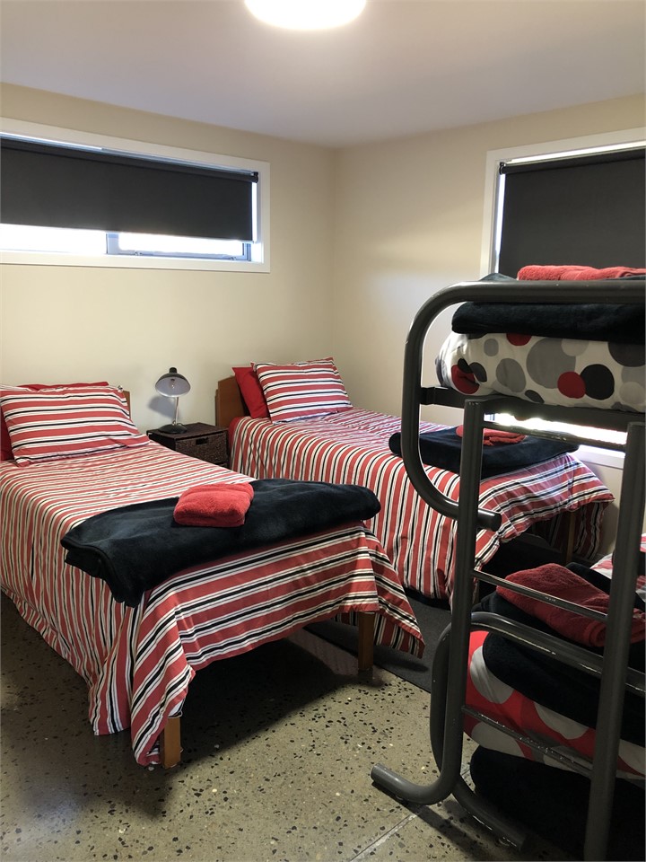 Bedroom 5 (1x Bunks & 2 single beds)