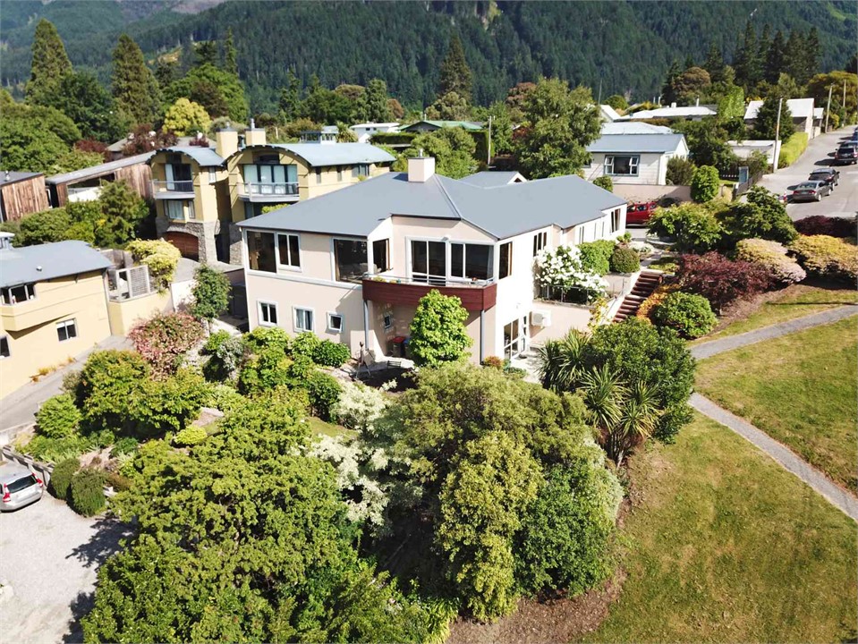 A large stand-alone 5 bedroom home