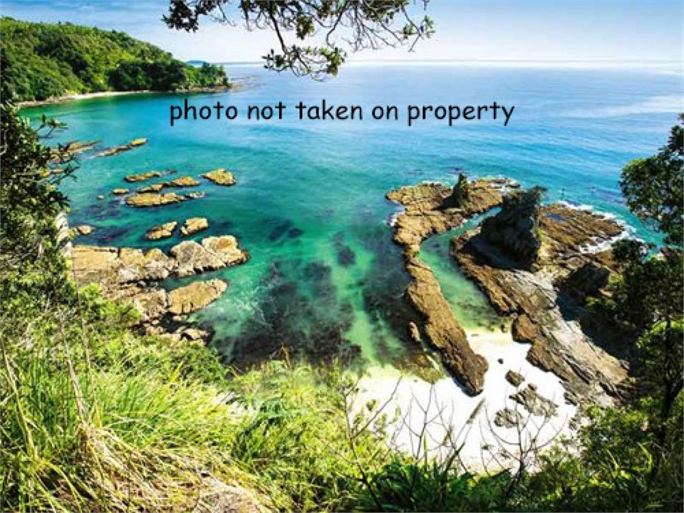 20 minute walk away to secluded Otawarere beach