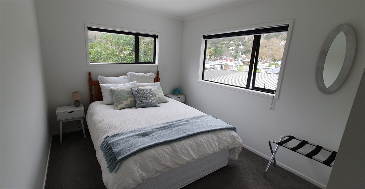 Apartment Bedroom (Queen bed)