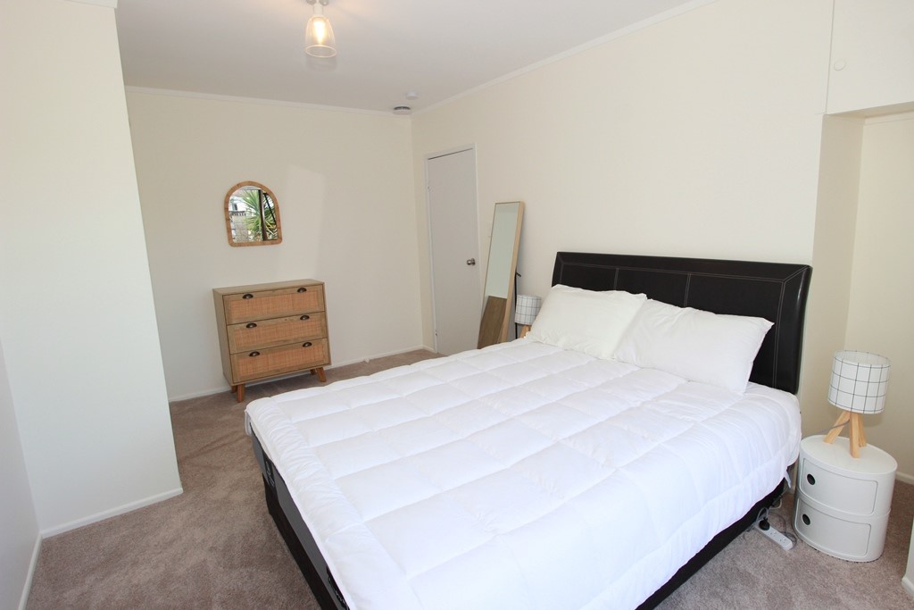 Queen bedroom upstairs