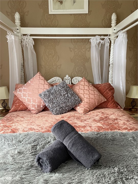 Romantic 4-poster Main Bedroom in the West Wing