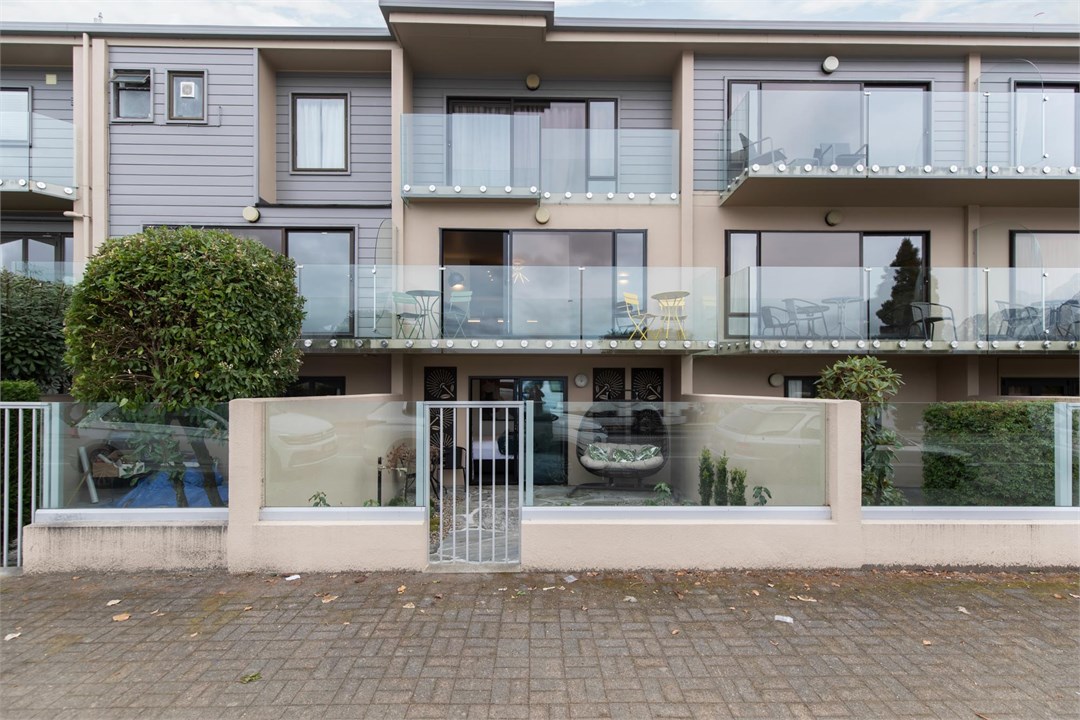 TAHUNA LAKEFRONT LUXURY AURA QUEENSTOWN HOLIDAY HO