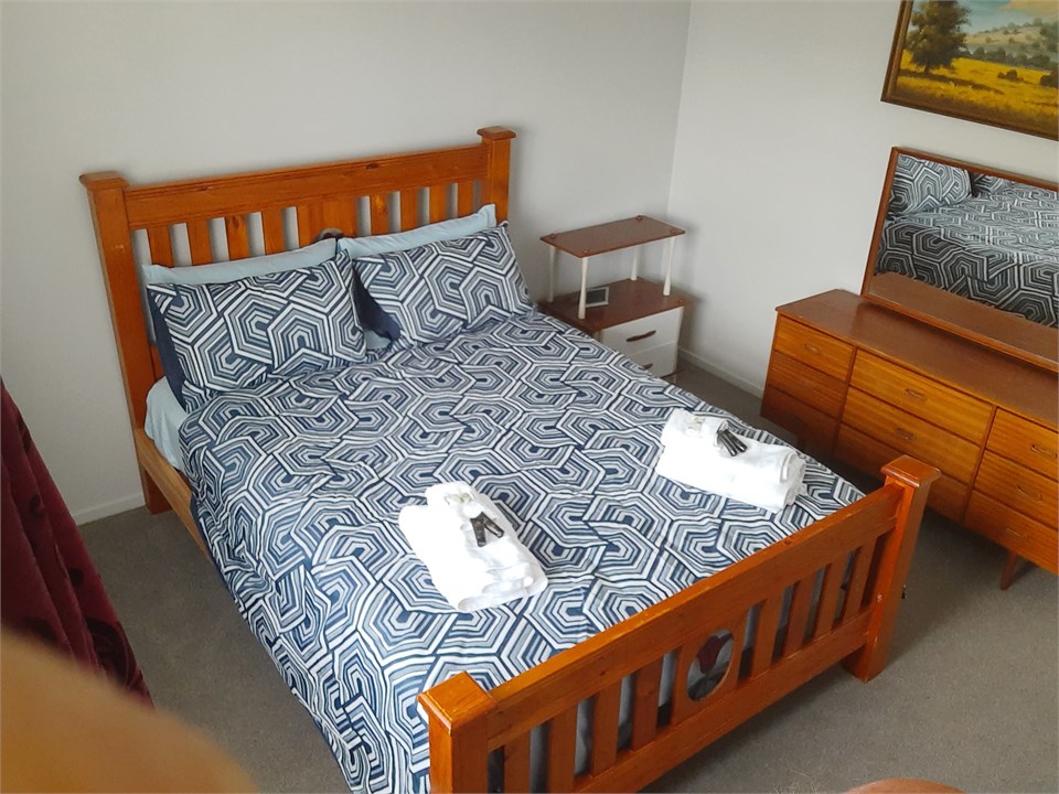 Bedroom 2 (1x king bed)