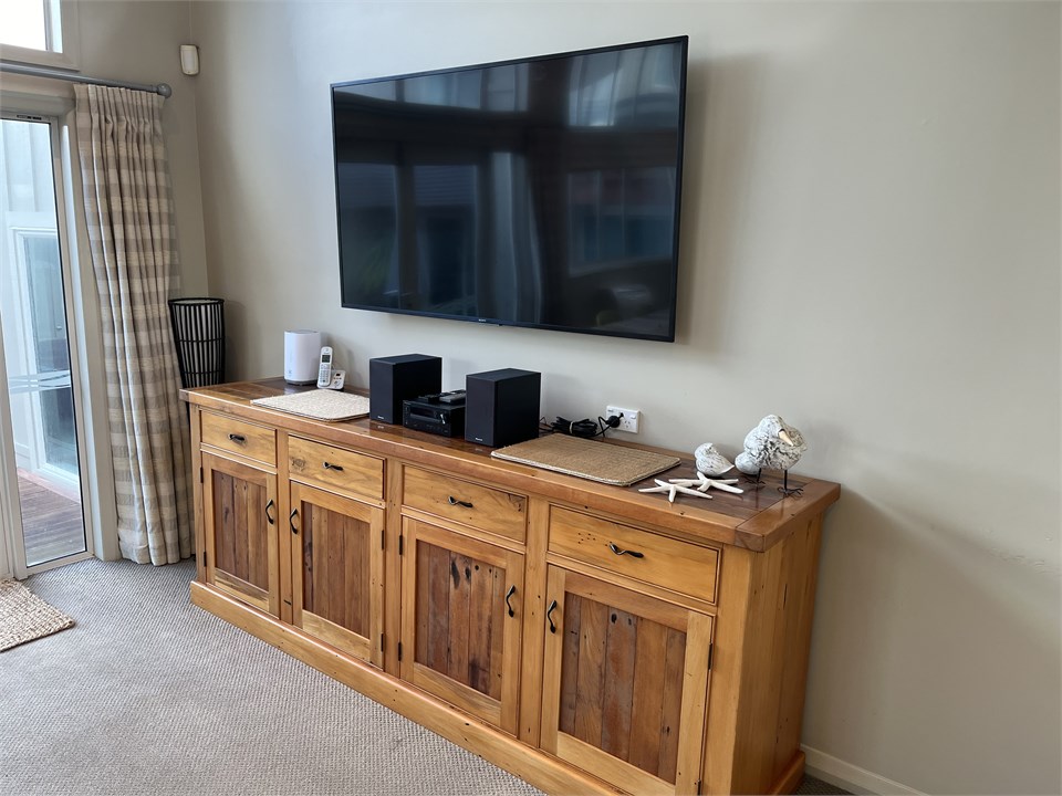 Conference room TV: HDMI connection & Chromecast