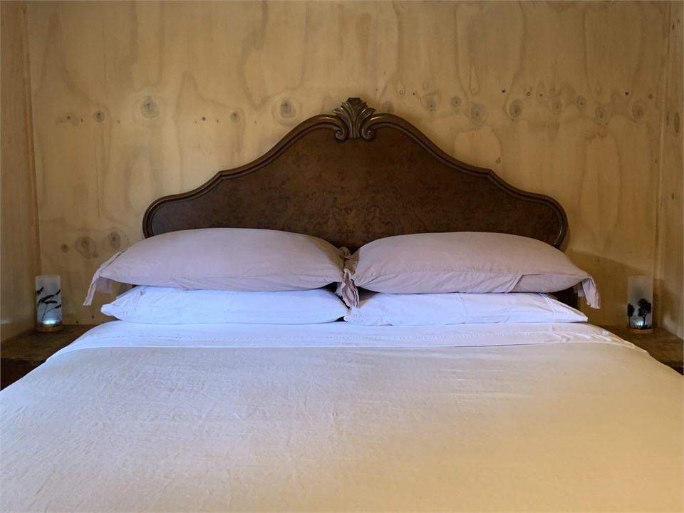 Comfy queen size bed, dressed in quality linen