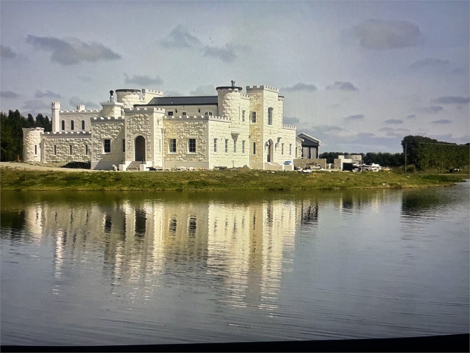 Riverstone Restaurant, shops, castle