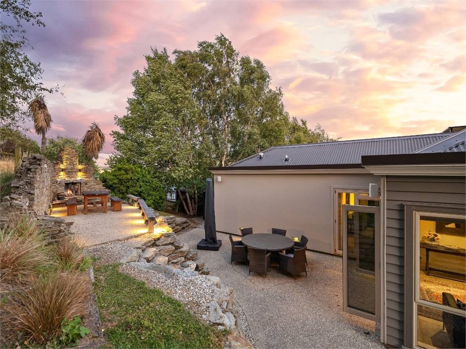 Pinnacle Villa Exterior and Dining Area