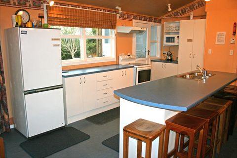 Cottage Kitchen + 6 stool seating