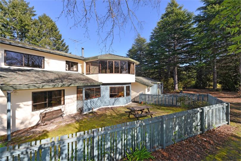 Ngaio Beach House offers 5 Bedrooms, 3 Bathrooms &