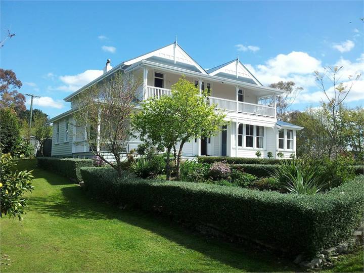 Lovely 100 Year Old Homstead set in beautiful gard