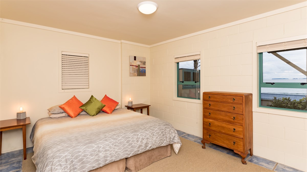 Superkind bed in master - splits into two singles