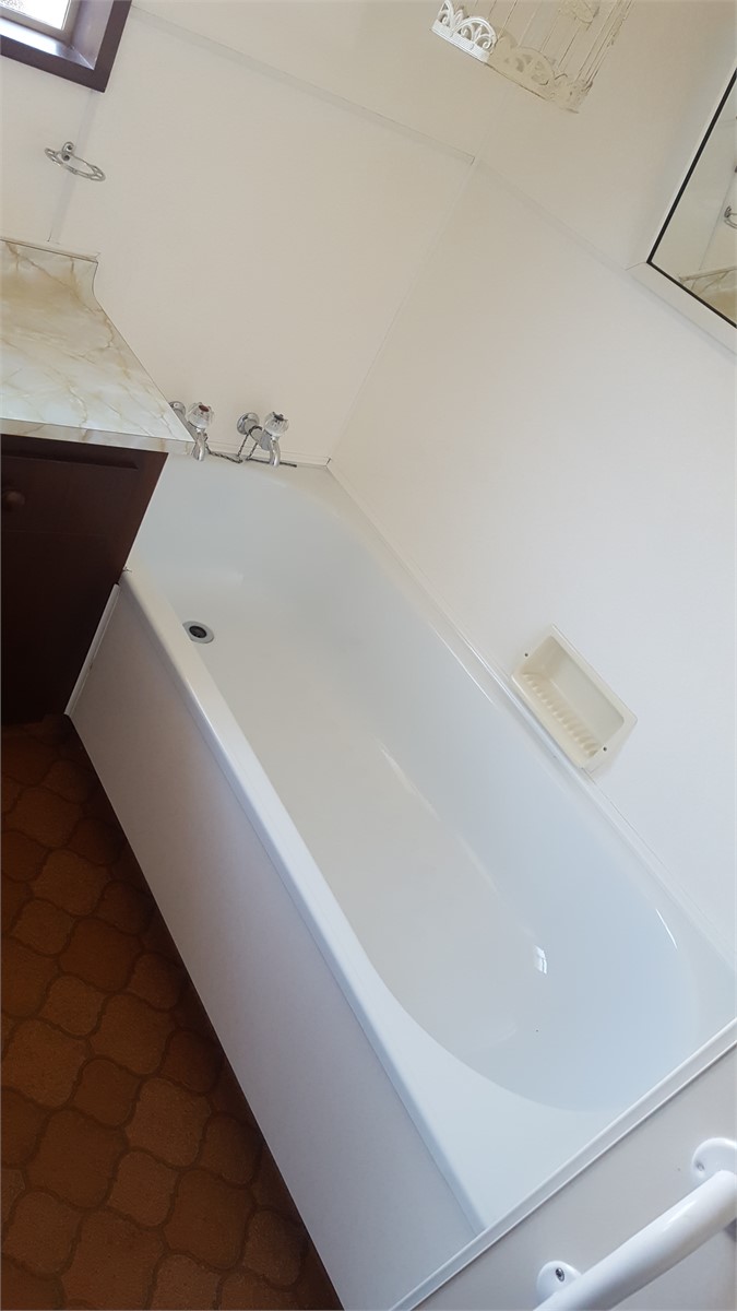 Full size bath in Main bathroom