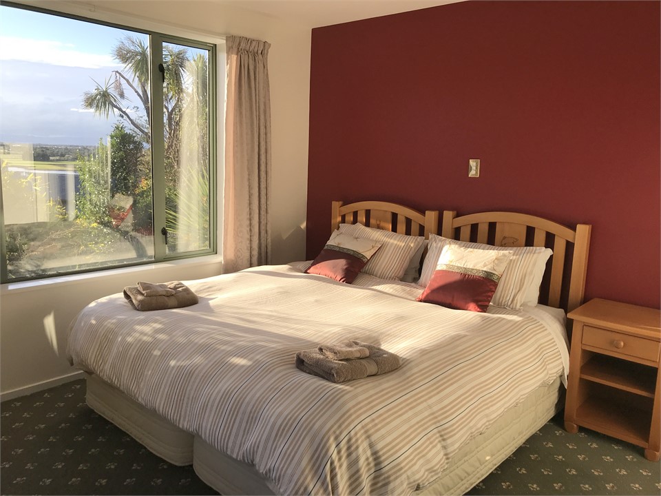 Twin or King Bed (bedroom 2)