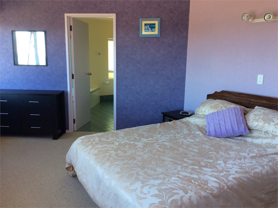 MaiN en-suite bedroom