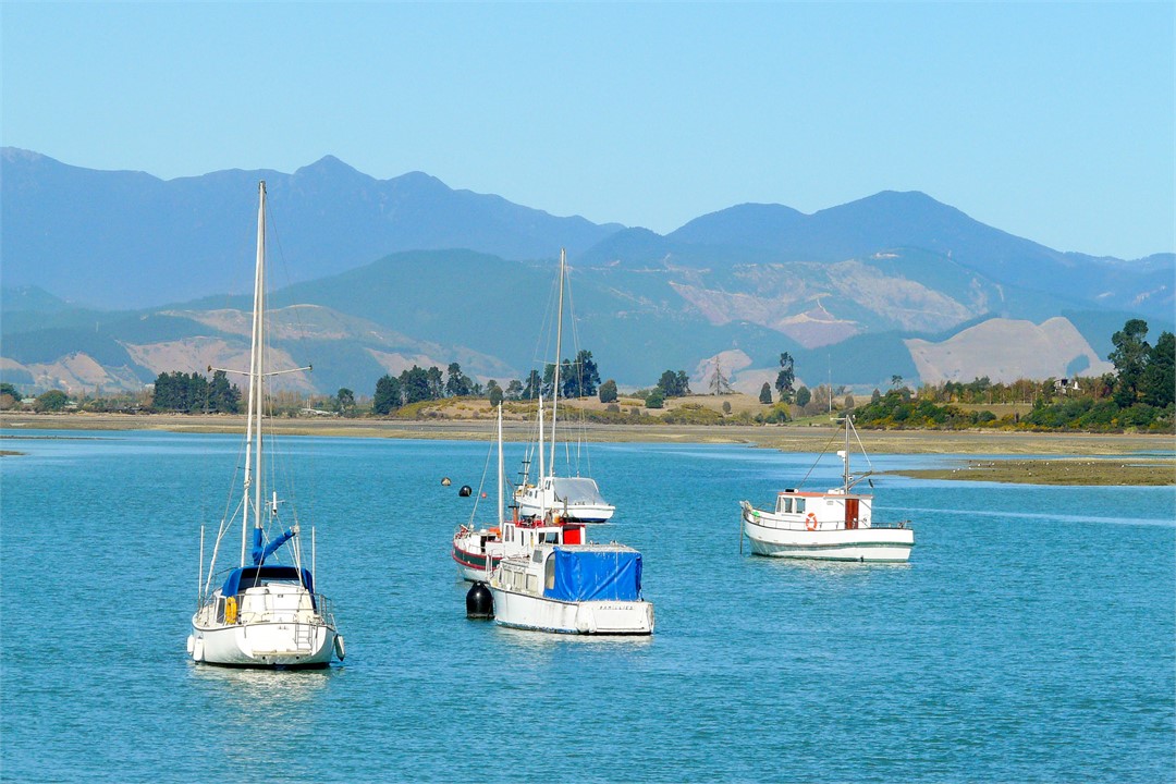 Mapua - 20 minutes. Cafes, shops, brewery