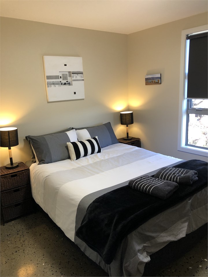 Bedroom 4 (Queen bed)