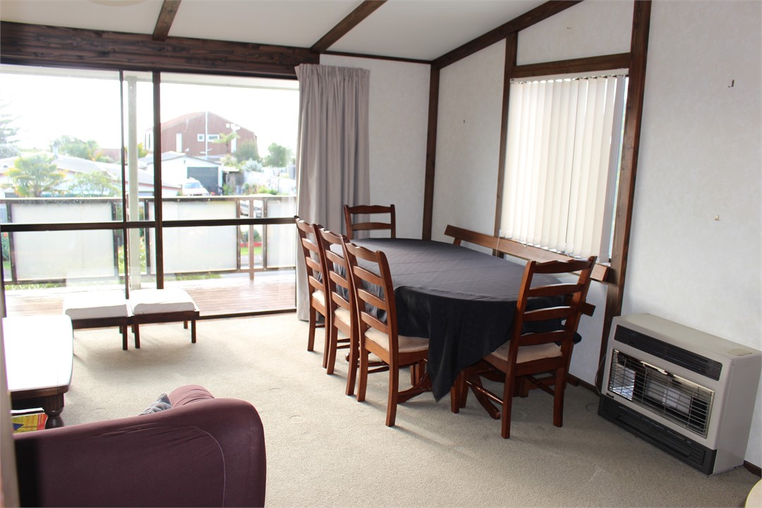 Lounge, gas heater with flue