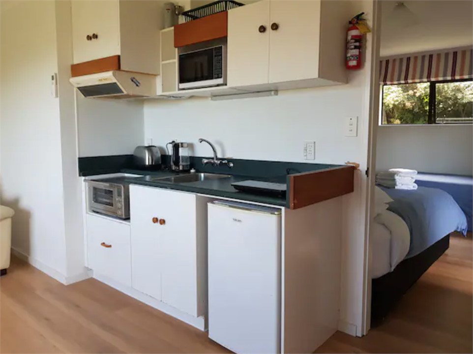 Kitchenette - all the basics to cook a meal.