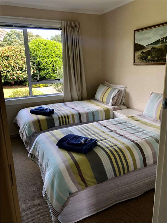 2nd bedroom with 2 single beds