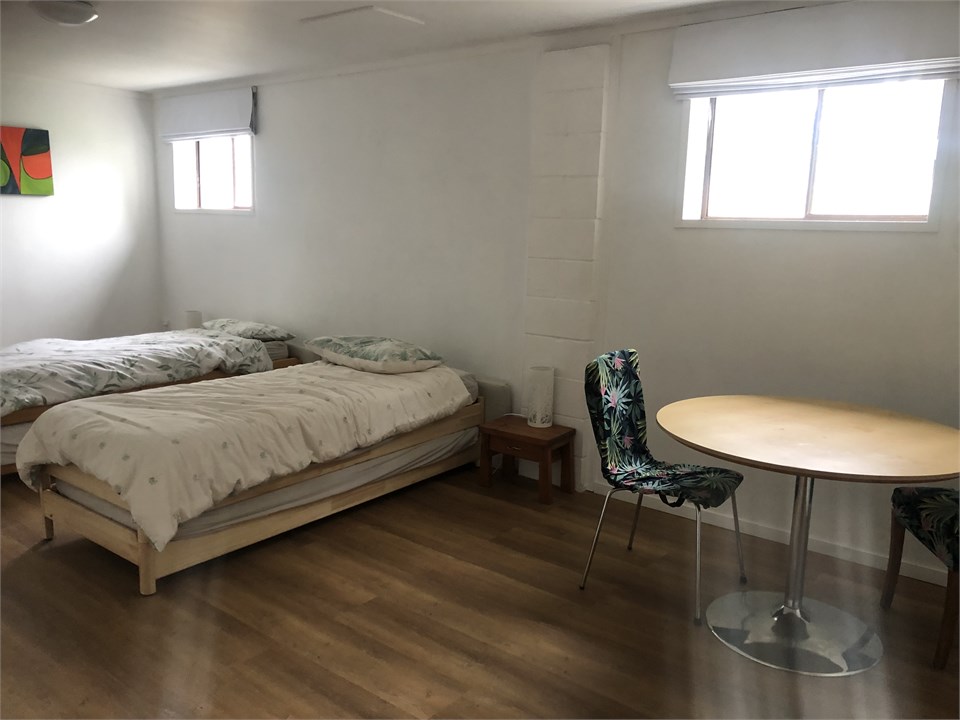 Bedroom 6 : 1 king and 5 singles