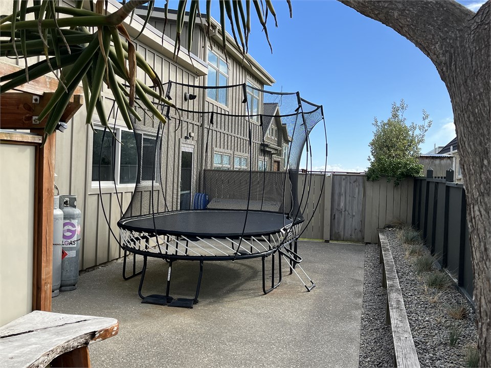 Large shared Springfree trampoline